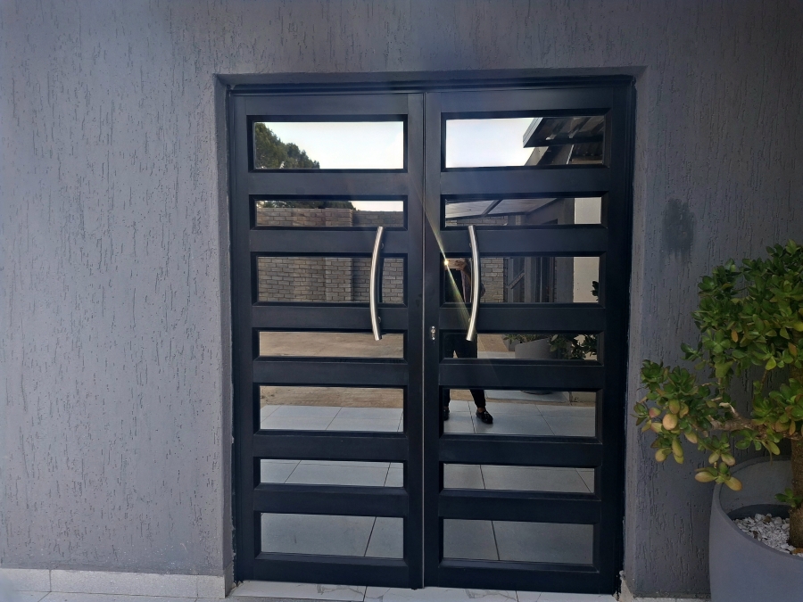 To Let commercial Property for Rent in Golf View North West